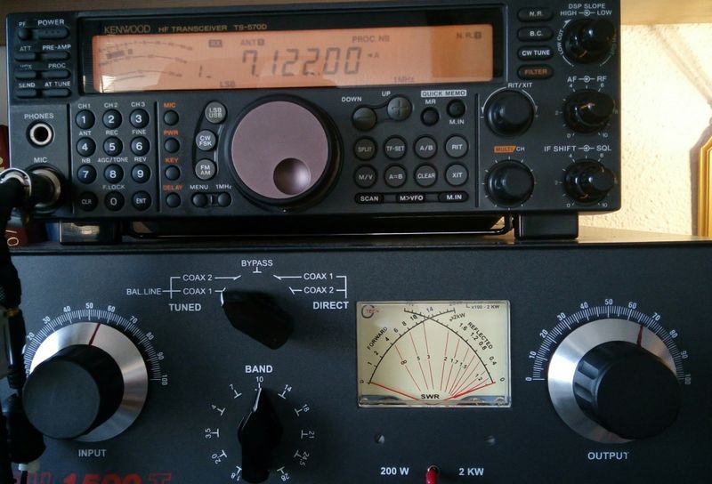 KENWOOD TS 570D CON ACLOPADOR DE ANTENA DU1500T
